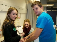 Medical student Kevin Maxwell showing blood pressure technique to Caoimhe Ní Choileán agus Siobhán Ní Chinnéíde ó Phobalscoil Chorca Dhuibhne, An Daingean at the UCC-Prep-for-Med-School Day for Transition Year Students. Eanáir 2014