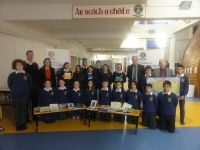 1. Gearóid ag bronnadh leabhair ar PCD Nollaig 2016 (19)