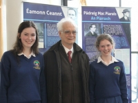 An tUasal Ryle Dwyer le daltaí na Pobalscoile, Comóradh 1916, 4 Bealtaine 2016.