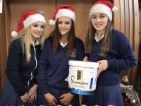 D'eagraigh triúr ó Bhliain 5 díolachán cupchístí ar son an Simon Community.