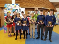 Duaiseanna scríbhneoireachta 'Comhar na n-Óg' bronnta ar scoláirí na Pobalscoile ag Bríd Ní Mhóráin