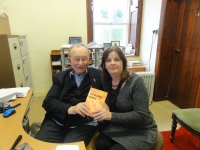 Monsignor Ó Fiannachta ag bronnadh leabhair ar Phobalscoil Chorca Dhuibhne 8.10 (3)