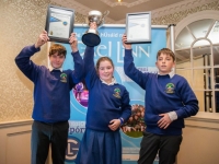 Curaidh na hÉireann!  Pobalscoil Chorca Dhuibhne, Daingean Uí Chúis, Co Chiarraí a bhuaigh chomórtas díospóireachta Ui Chadhain Gael Linn i gcraobh na sóisear. Ó chlé: Páidí Mac Gearailt, Meadhbh Nic an Ultaigh agus Antaine Ó Séaghdha