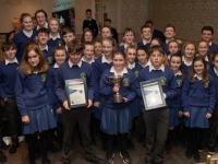 Lucht tacaíochta Pobalscoil Chorca Dhuibhne, Daingean Uí Chúis, Co Chiarraí leis na buaiteoirí sa  chomórtas díospóireachta Ui Chadhain / Gael Linn i gcraobh na sóisear. Is iad ná ó chlé chun tosaigh: Páidí Mac Gearailt, Meadhbh Nic an Ultaigh agus Antaine Ó Séaghdha.